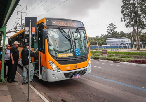 Porto Alegre, RS, Brasil 06/10/2024: Neste domingo, 6, primeiro turno das eleições, haverá passe livre para todos os usuários nos ônibus de Porto Alegre. A oferta do transporte público corresponde à tabela de dias úteis. Foto: Alex Rocha/PMPA